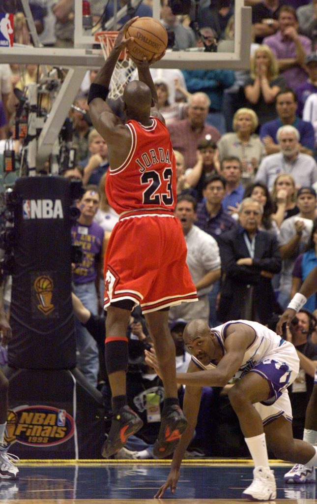 Michael Jordan hits a game winning shot in Game 6 of the 1998 NBA Finals  (1998) : r/chicagobulls